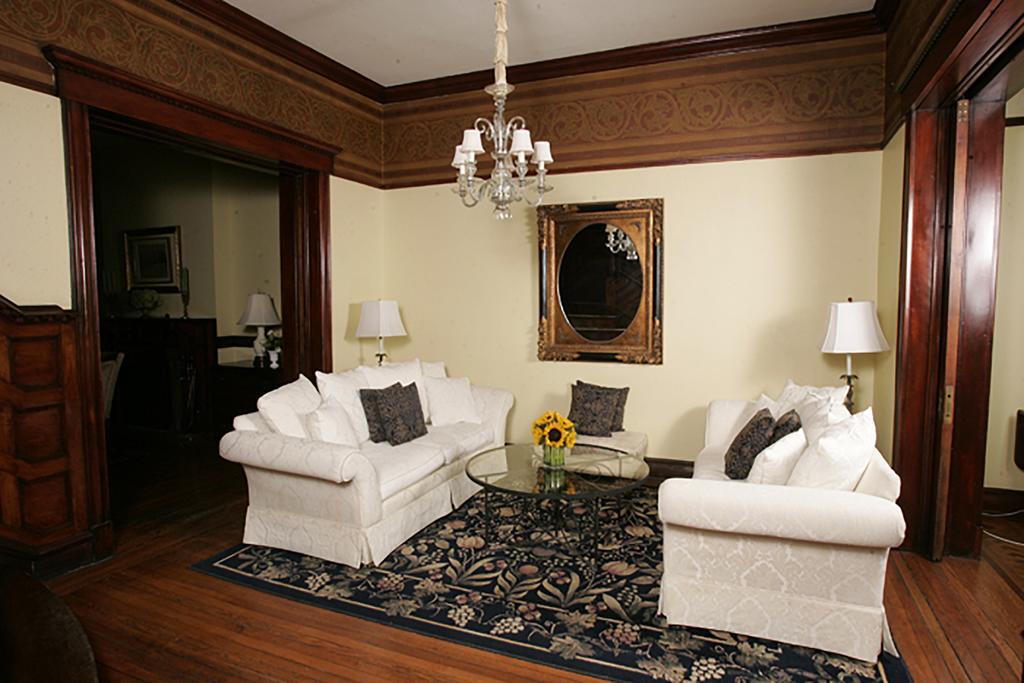 Morgan State House Inn Олбани Экстерьер фото