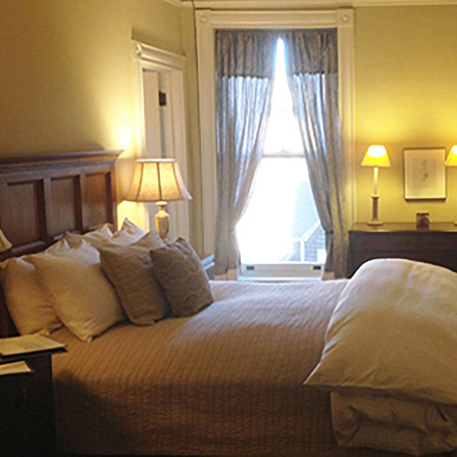 Morgan State House Inn Олбани Экстерьер фото